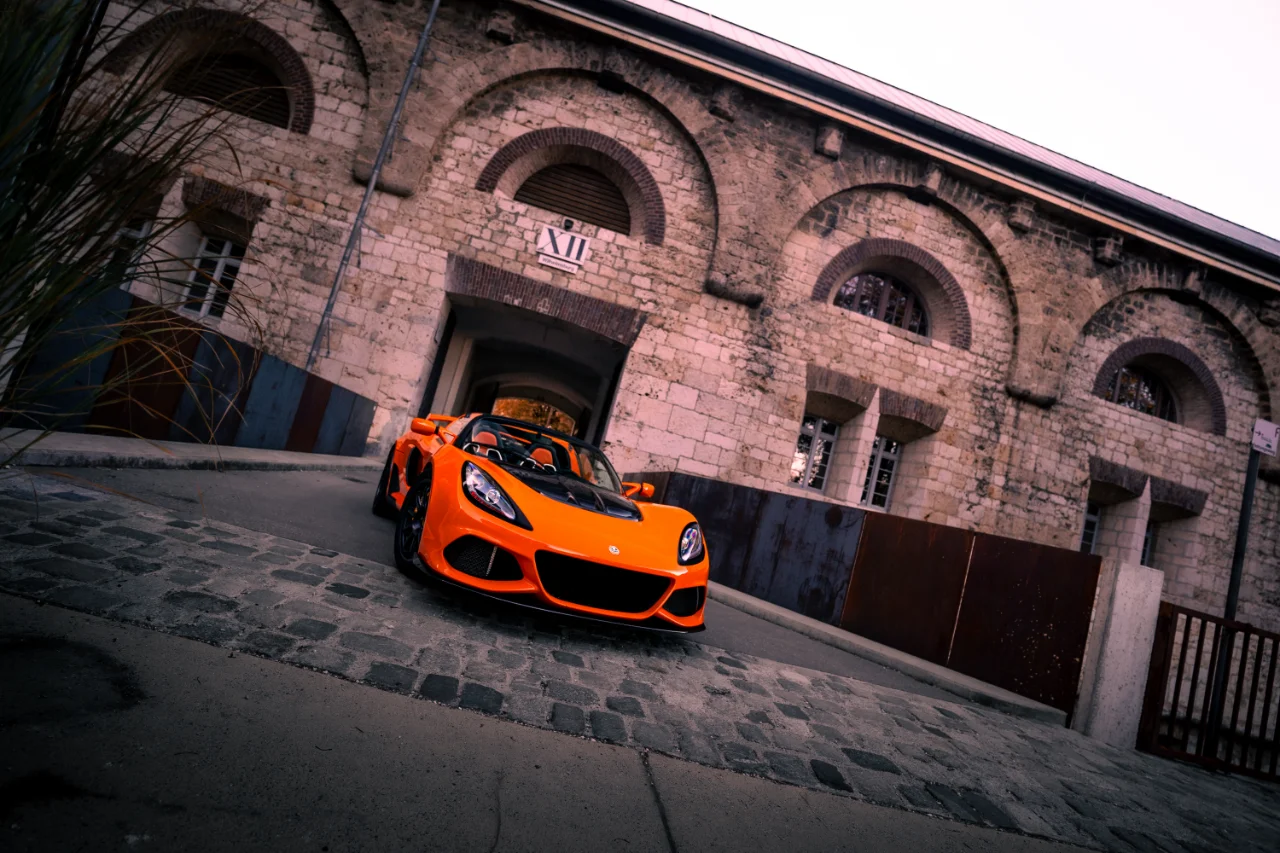 Fotoshooting von einem orangenem Lotus Elise in der ulmer Wilhelmsburg.