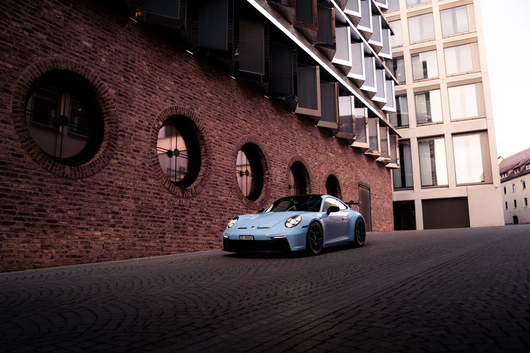 Fotos von einem Porsche 992 in der Ulmer Innenstadt.