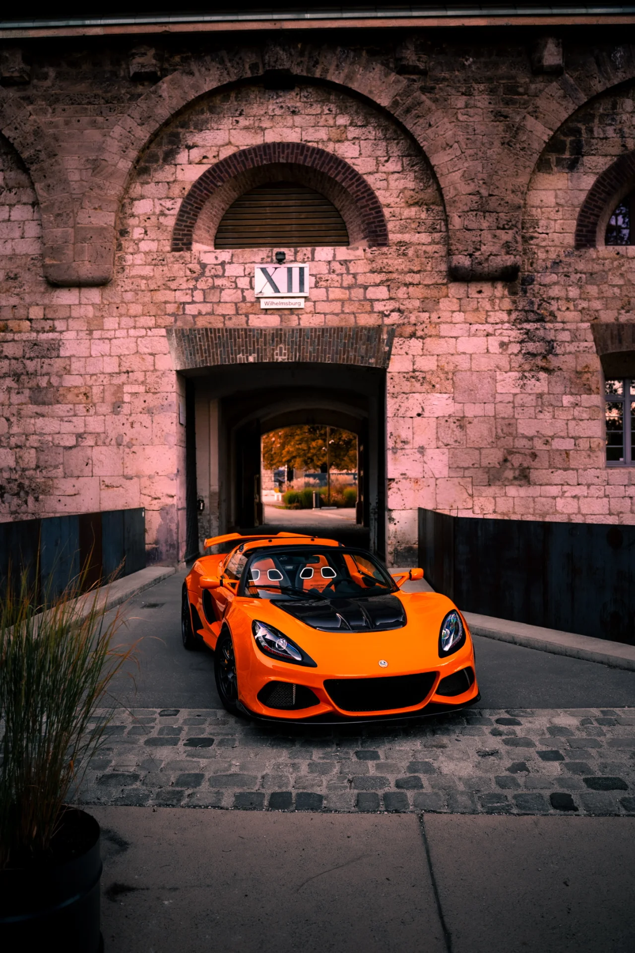 Fotoshooting von einem orangenem Lotus Elise in der ulmer Wilhelmsburg., Bild 5
