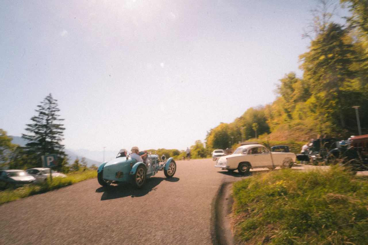 Fotos von Porsches und Oldtimern bei einer Ausfahrt in den französischen Alpen., Bild 1